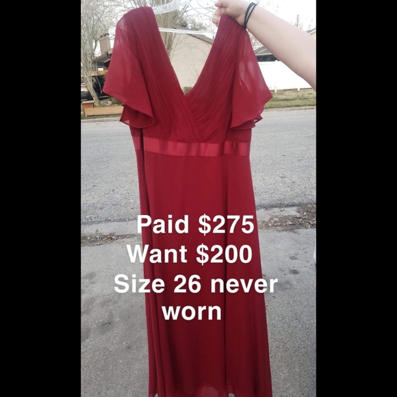 Dresses - Picture 3 of 3